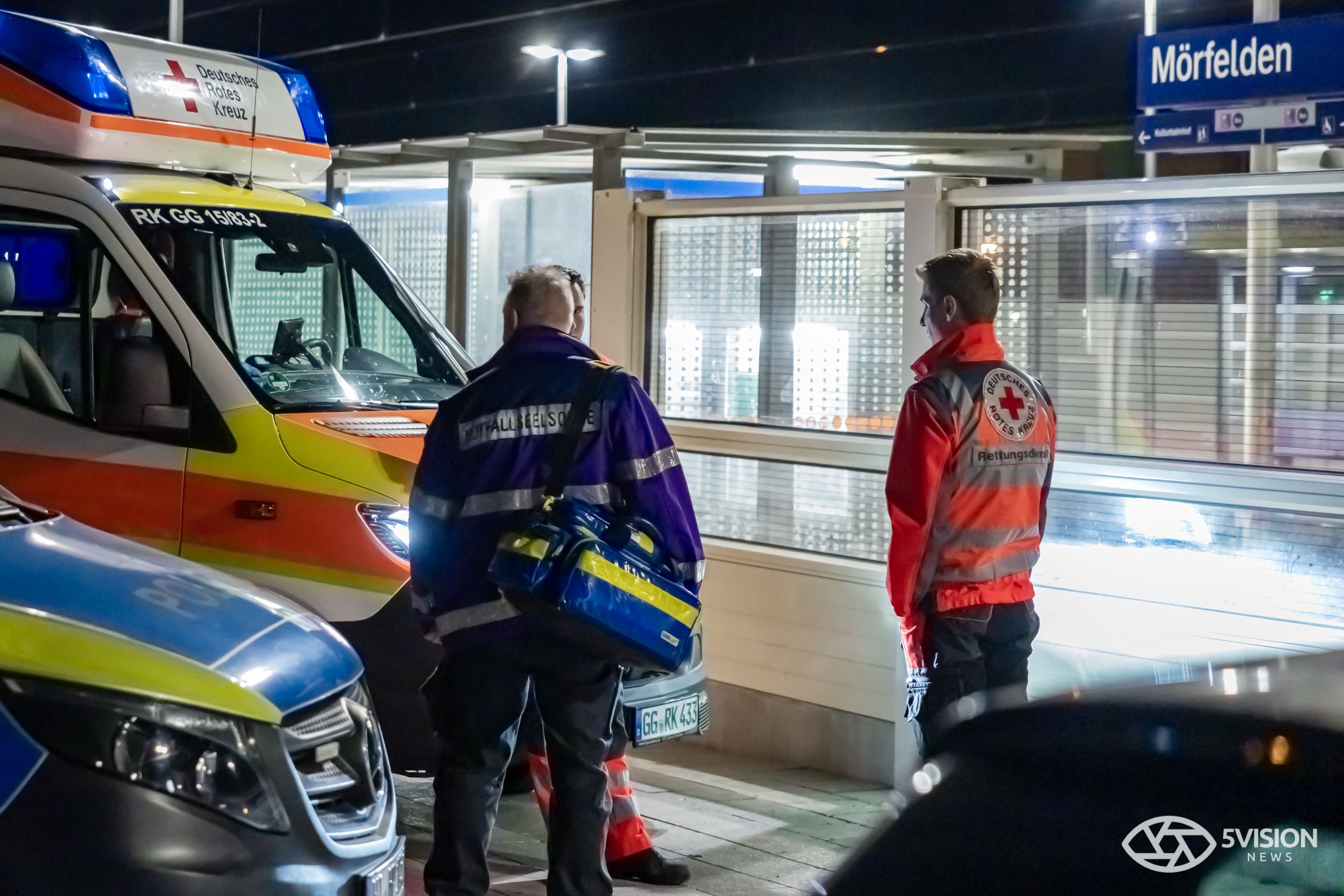 Notfallseelsorgende im Austausch mit Rettungskräften am Einsatzort
Foto: 5VISION.NEWS